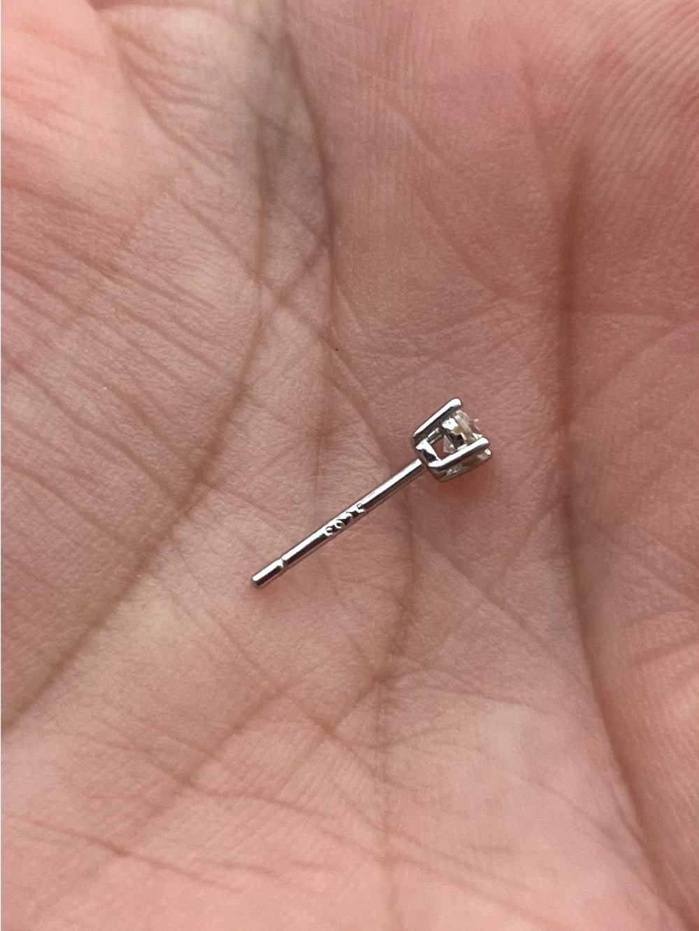 Round diamond studs - Picture 3 of 4